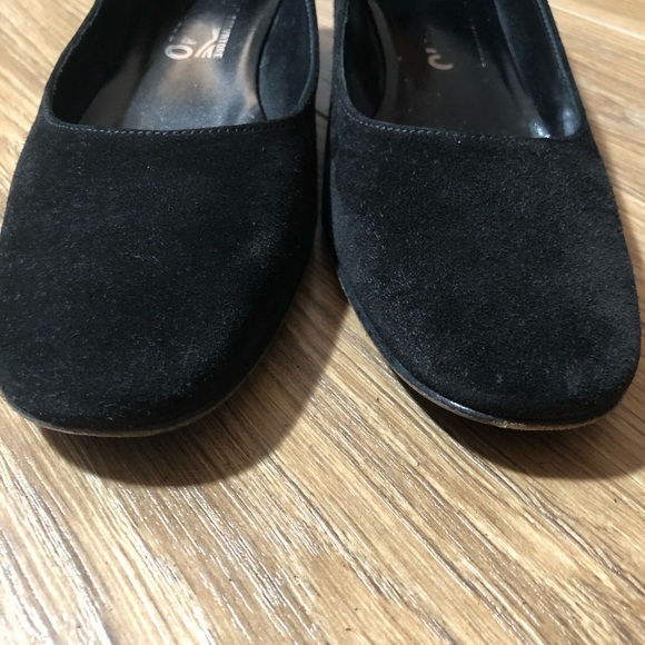 Salvatore Ferragamo Black Suede Round Toe Kitty Heels Shoes Size 9.5 - Picture 3 of 10